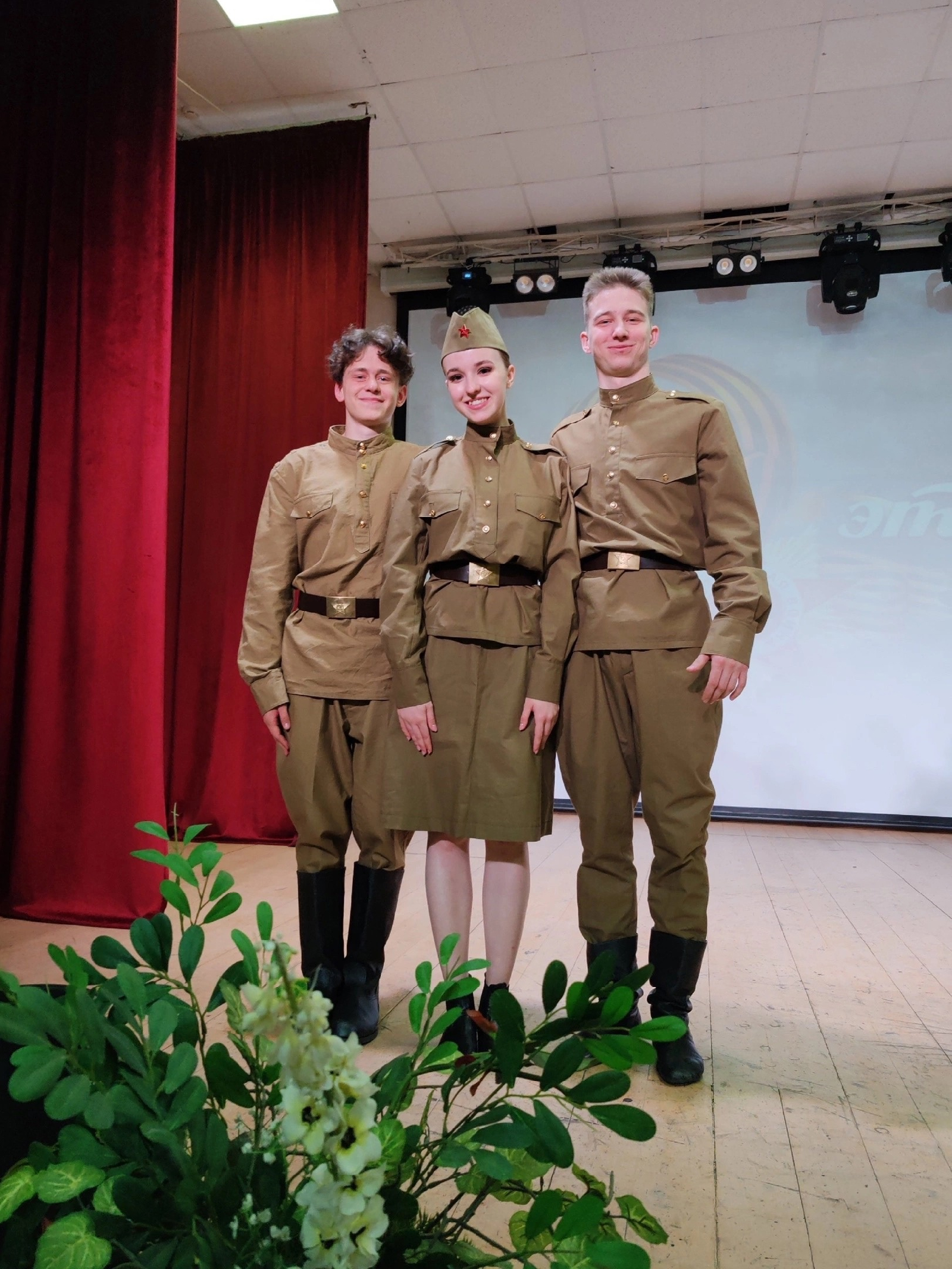 Студенты 21ФПМ1 и 22ФПМ1 посетили концерт, посвященный Дню Победы